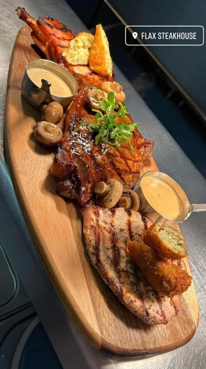 Armoy The Armada Bar And Restaurant Bed & Breakfast エクステリア 写真
