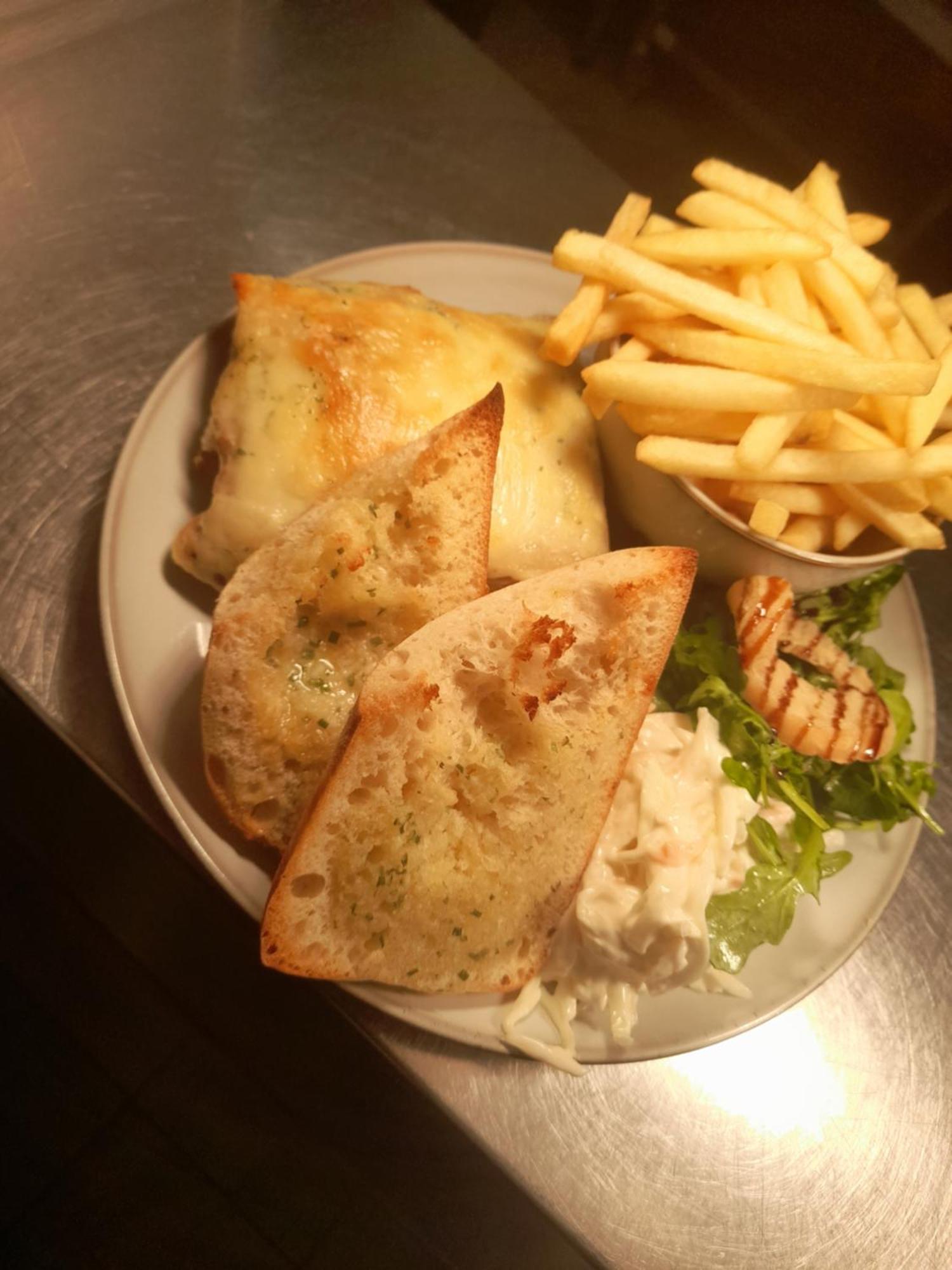 Armoy The Armada Bar And Restaurant Bed & Breakfast エクステリア 写真